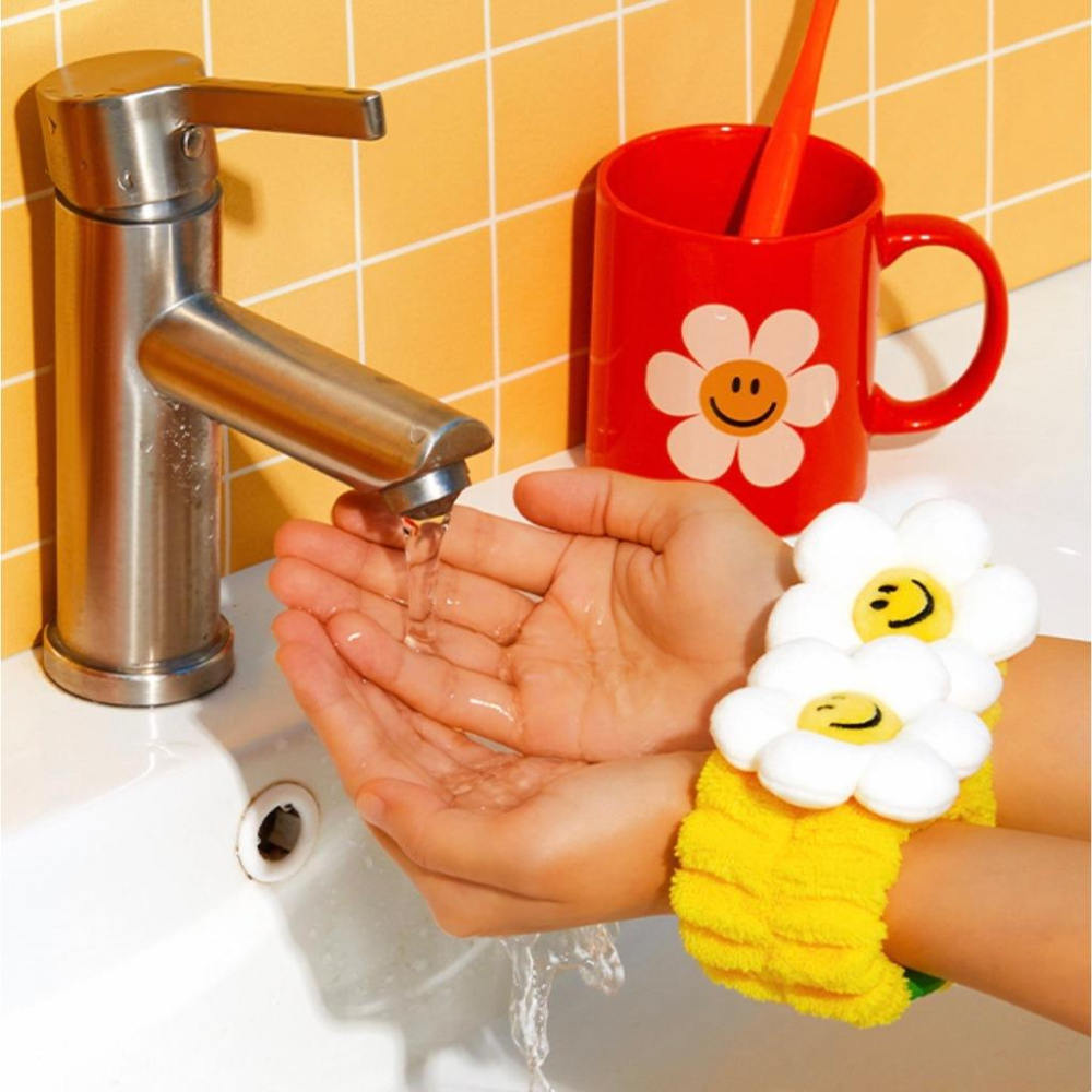 𝐒𝐭𝐚𝐲𝐜𝐨𝐳𝐲 ♡ 預購｜韓國家居・wigglewiggle 微笑小雛菊 可愛角色吸水手腕帶 洗臉手腕帶-細節圖2