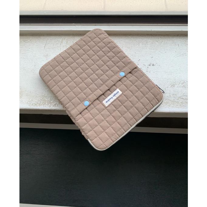 ʜᴀʀᴜᴅᴀɪʟʏ🌙  預購｜simple freckle 絎縫方格紋電腦收納包 平板保護包 防撞包 共兩款-細節圖2