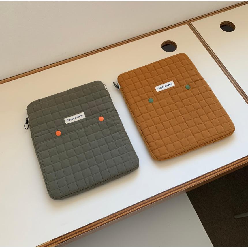 ʜᴀʀᴜᴅᴀɪʟʏ🌙  預購｜simple freckle 絎縫方格紋電腦收納包 平板保護包 防撞包 共兩款-細節圖3