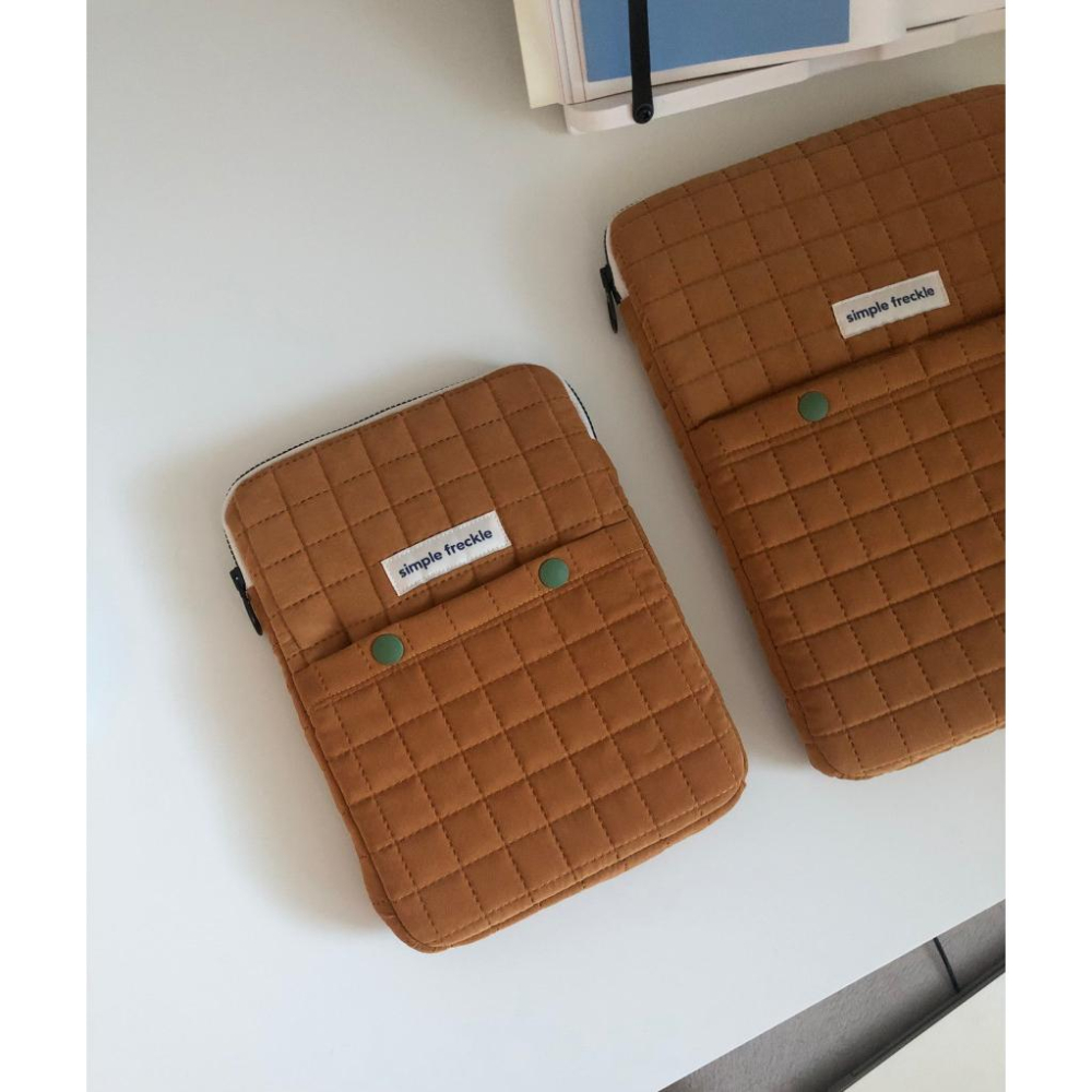 ʜᴀʀᴜᴅᴀɪʟʏ🌙  預購｜simple freckle 絎縫方格紋電腦收納包 平板保護包 防撞包 共兩款-細節圖5