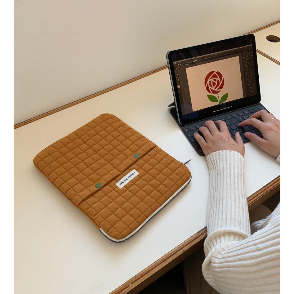 ʜᴀʀᴜᴅᴀɪʟʏ🌙  預購｜simple freckle 絎縫方格紋電腦收納包 平板保護包 防撞包 共兩款-細節圖7