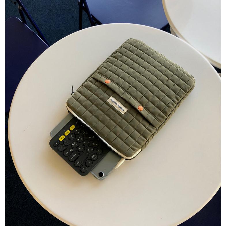 ʜᴀʀᴜᴅᴀɪʟʏ🌙  預購｜simple freckle 絎縫方格紋電腦收納包 平板保護包 防撞包 共兩款-細節圖9