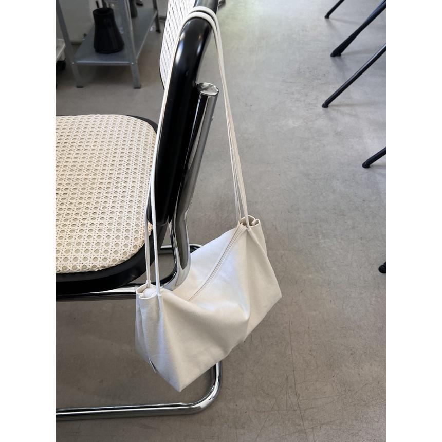 ʜᴀʀᴜᴅᴀɪʟʏ🌙  預購｜ppocketto 黑白簡約 帆布肩背包 半月包 水餃包-細節圖5