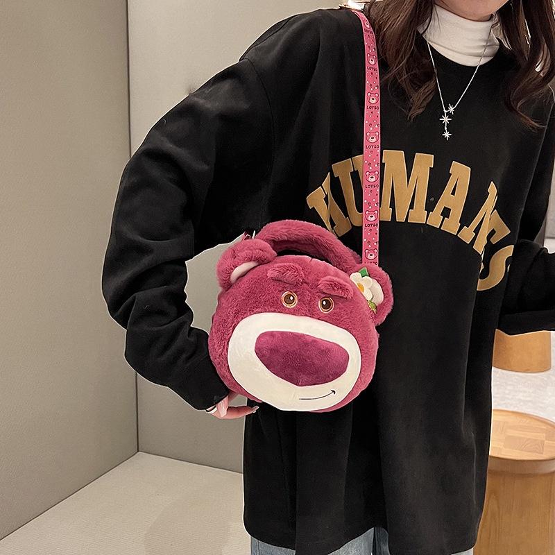 現貨超快速發貨🔥🔥可愛草莓熊毛絨卡通玩偶手提包女時尚新潮時尚軟萌少女斜挎包-細節圖4