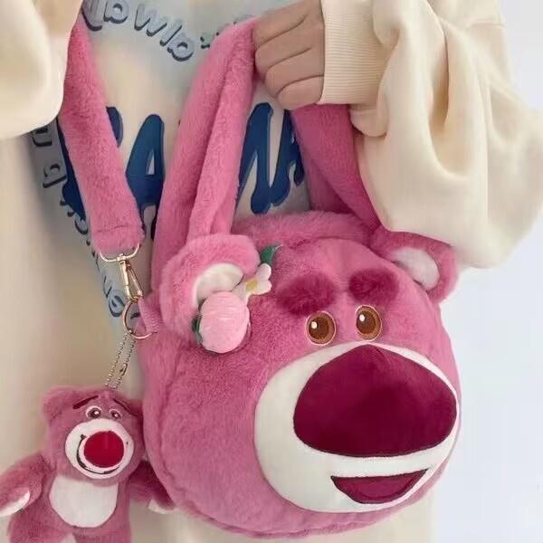 現貨超快速發貨🔥🔥可愛草莓熊毛絨卡通玩偶手提包女時尚新潮時尚軟萌少女斜挎包-細節圖6