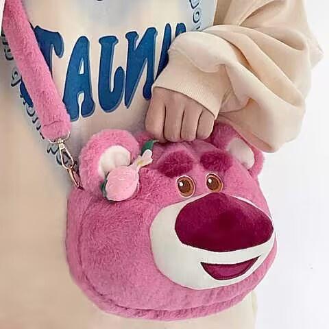現貨超快速發貨🔥🔥可愛草莓熊毛絨卡通玩偶手提包女時尚新潮時尚軟萌少女斜挎包-細節圖8