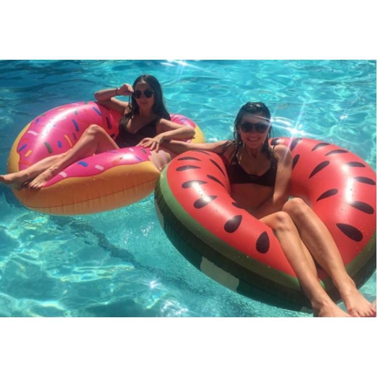 【現貨】歐美爆紅！出國玩水必備！西瓜泳圈～交換禮物 網紅網美，充氣造型游泳圈 創意造型 旅行泳圈旅遊泳池水上活動海邊必備-細節圖3