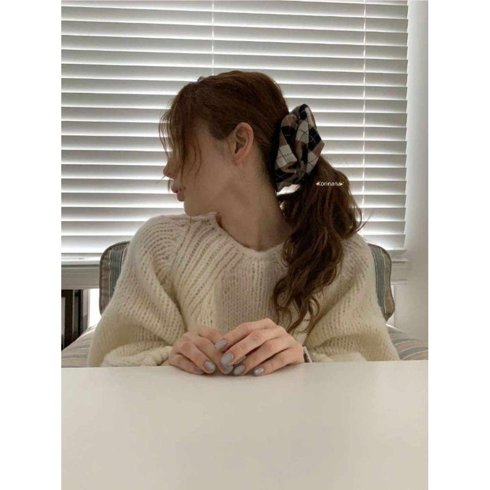✨️Korinana🇰🇷正韓東大門Earlobe｜秋冬新品預購｜絨感文青學院風格紋大腸髮圈（2色）韓國流行髮飾 溫柔歐膩-細節圖4