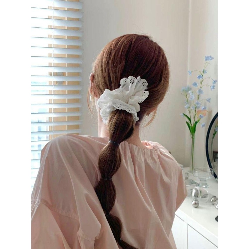 ✨️Korinana🇰🇷正韓東大門Earlobe｜現貨+預購｜雕花滾邊大腸髮圈（米白／粉／藍／黑）韓國流行髮飾代購-細節圖2