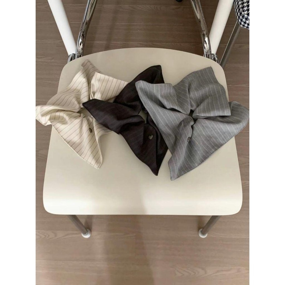 ｜現貨+預購｜✨️Korinana🇰🇷正韓東大門Earlobe檔口 細條紋方巾大腸髮圈（米／灰／黑） 韓國流行髮飾代購-細節圖3