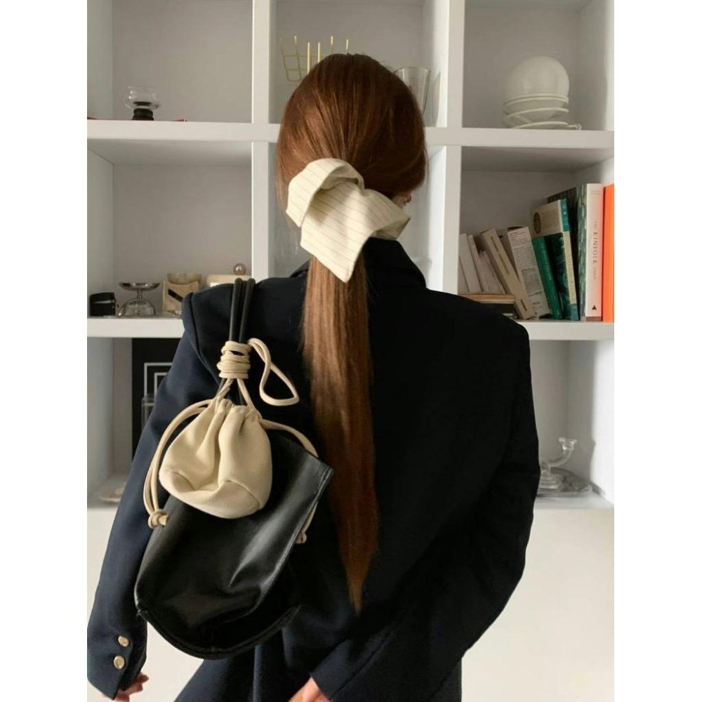 ｜現貨+預購｜✨️Korinana🇰🇷正韓東大門Earlobe檔口 細條紋方巾大腸髮圈（米／灰／黑） 韓國流行髮飾代購-細節圖4