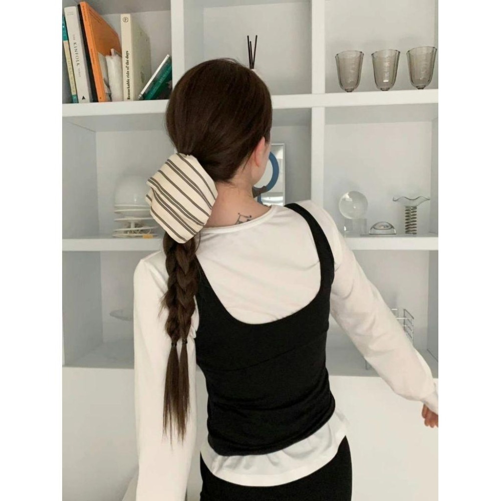 ✨️Korinana🇰🇷正韓東大門Earlobe｜現貨+預購｜西裝粗條紋方巾大腸髮圈（米／黑）韓國流行髮飾代購 爆火檔口-細節圖2