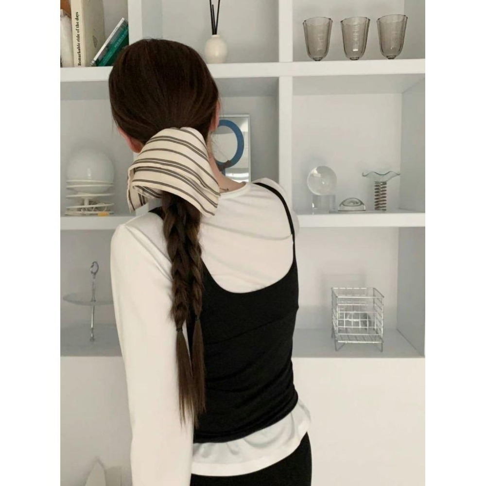 ✨️Korinana🇰🇷正韓東大門Earlobe｜現貨+預購｜西裝粗條紋方巾大腸髮圈（米／黑）韓國流行髮飾代購 爆火檔口-細節圖4