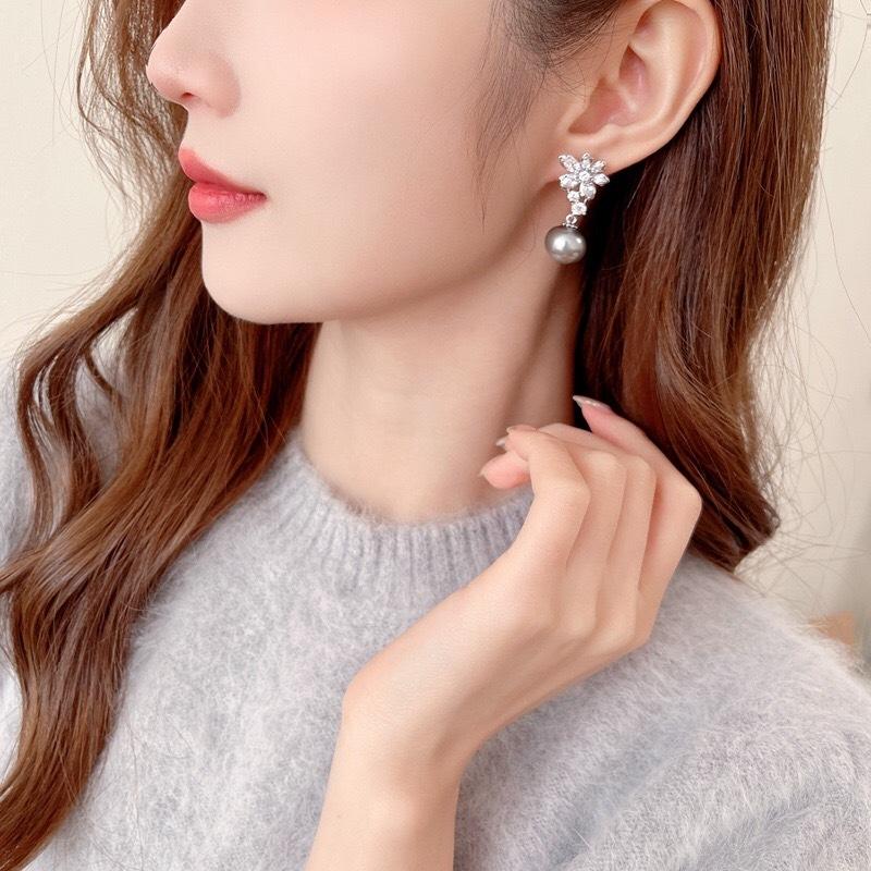 《真愛鍊Cherish》微鑲鋯石花朵貝珠高級耳環  耳針銀針鋯石組合成花朵 精工耳環-細節圖4