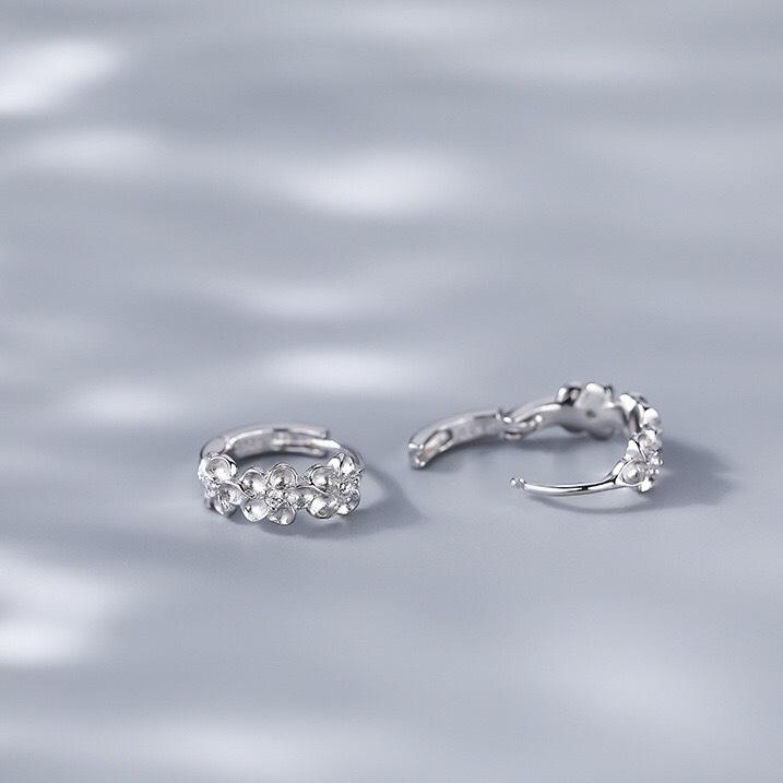 《真愛鍊Cherish 》S925通體純銀耳扣梅花耳圈耳環 三朵花各有一顆鋯石 銀樓銀飾-細節圖4