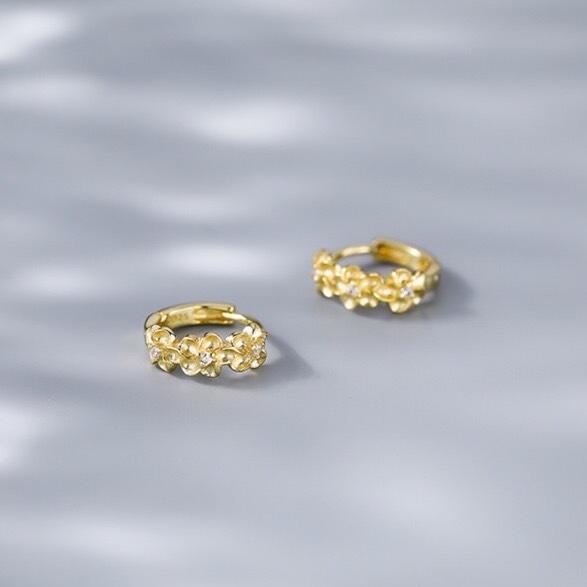 《真愛鍊Cherish 》S925通體純銀耳扣梅花耳圈耳環 三朵花各有一顆鋯石 銀樓銀飾-細節圖6