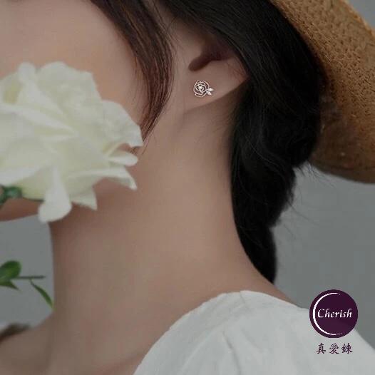 《真愛鍊Cherish 》S999通體足銀純銀耳環 微鑲鋯石山茶花造型鏤空氣質設計 銀樓銀飾-細節圖6