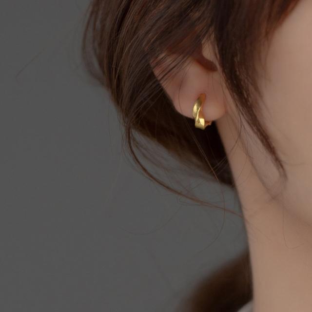 《真愛鍊Cherish 》S925通體純銀耳扣耳環 扭紋光面寬版造型  耳扣耳環 圈圈耳環 耳圈-細節圖4