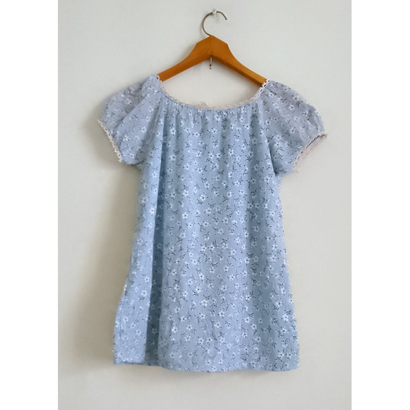 淺藍色小碎花寬領短袖上衣-細節圖2