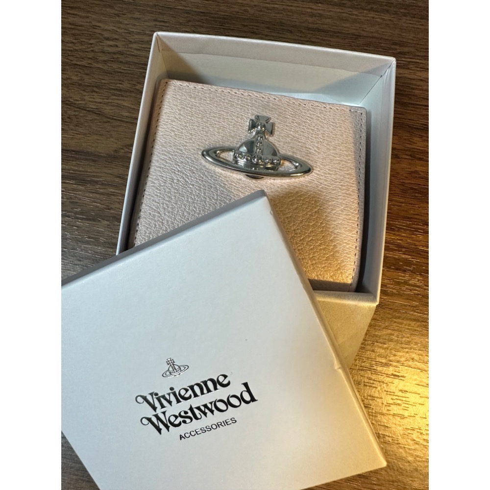 🇯🇵日本代購（補貨）【Vivienne Westwood】官網限定粉色 金扣雙折迷你錢包-細節圖3