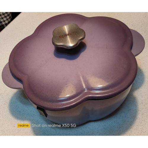 鑄鐵鍋均岱朵拉花瓣鑄鐵鍋20公分（浪漫紫）~保溫效果很好，美麗又大方