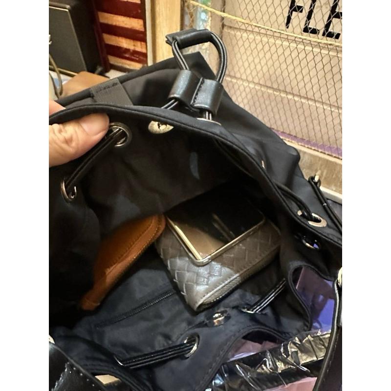 韓國🇰🇷空運～💜韓國尼龍斜背包～🔥質感尼龍縮口水桶包‼️～尼龍斜背包～水桶包-細節圖4