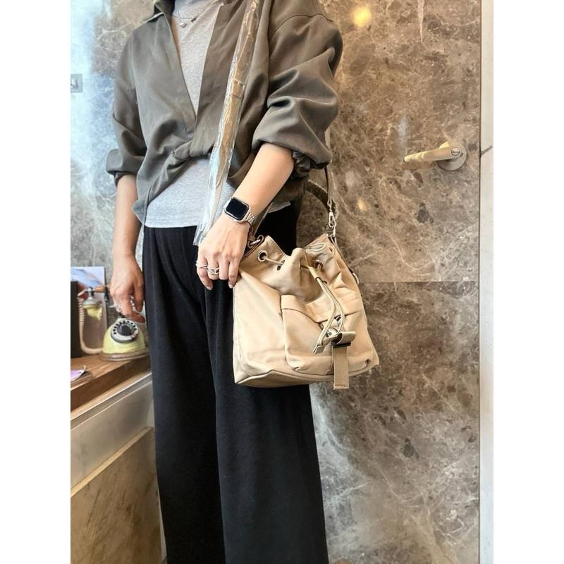 韓國🇰🇷空運～💜韓國尼龍斜背包～🔥質感尼龍縮口水桶包‼️～尼龍斜背包～水桶包-細節圖8