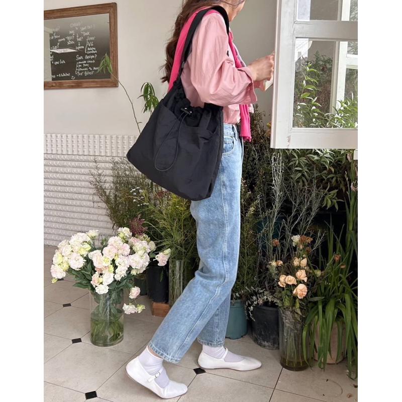 韓國🇰🇷空運～💜韓國尼龍斜背包～🔥輕量尼龍水桶包‼️～縮口斜背包～水桶包-細節圖4