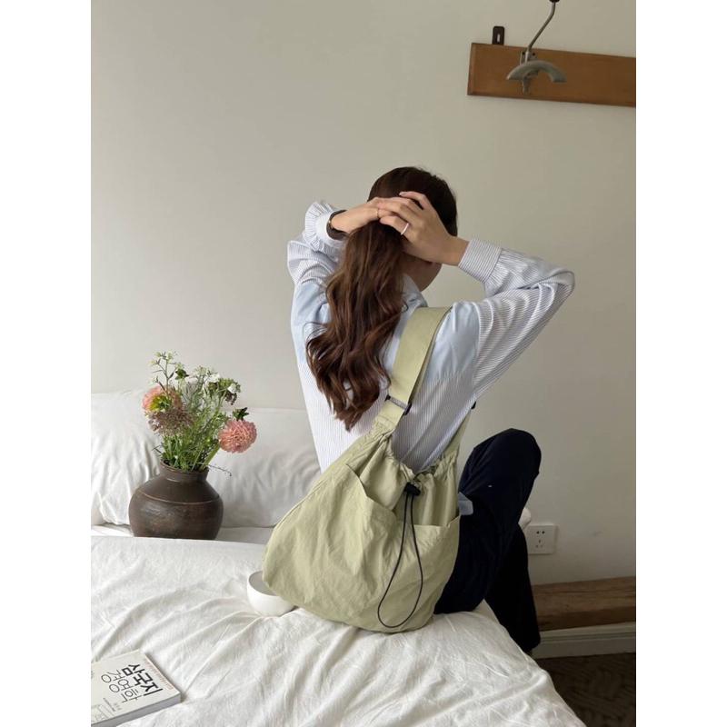 韓國🇰🇷空運～💜韓國尼龍斜背包～🔥輕量尼龍水桶包‼️～縮口斜背包～水桶包-細節圖8