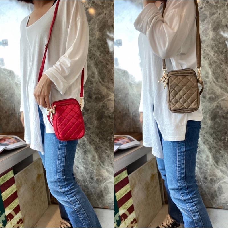 韓國🇰🇷空運～🔥現貨～💜韓國手提斜背包～🔥好評回歸‼️質感尼龍菱格紋手機包💜～手提包～多格層斜背包～手機包-細節圖7