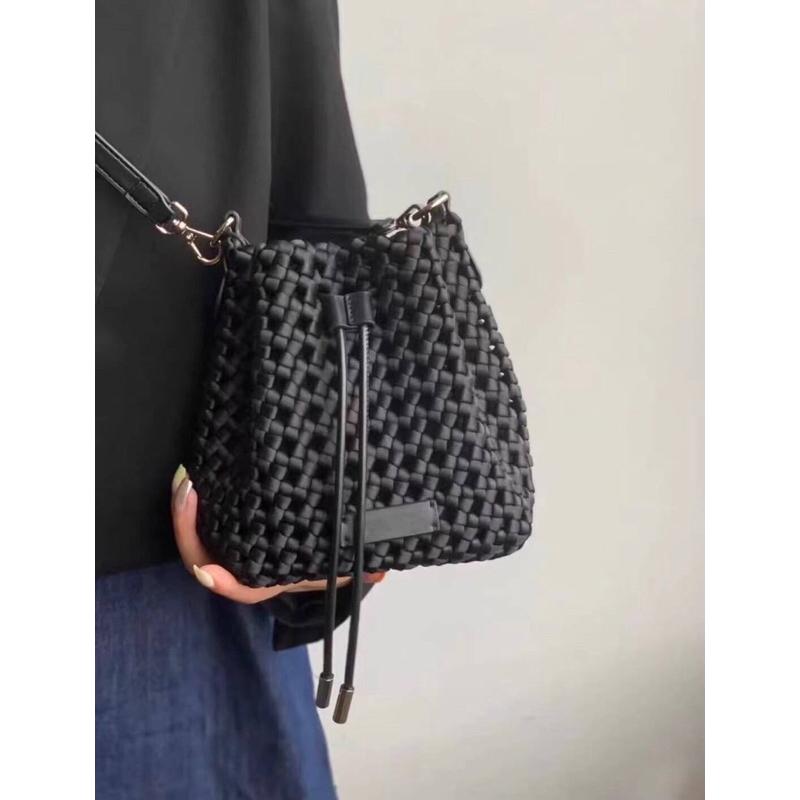 韓國🇰🇷空運～🔥現貨～💜韓國尼龍斜背包～🔥超美質感潛水布編織水桶包‼️～編織水桶斜背包～兩用包-細節圖3