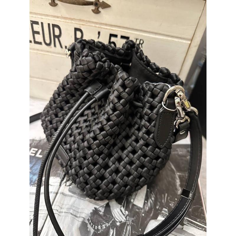 韓國🇰🇷空運～🔥現貨～💜韓國尼龍斜背包～🔥超美質感潛水布編織水桶包‼️～編織水桶斜背包～兩用包-細節圖7