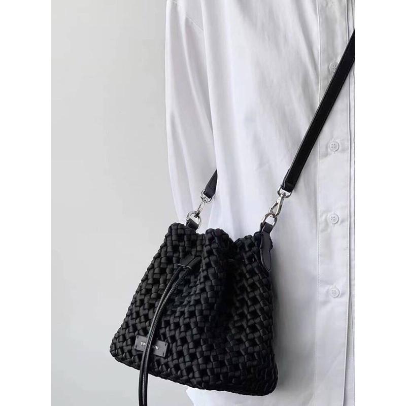 韓國🇰🇷空運～🔥現貨～💜韓國尼龍斜背包～🔥超美質感潛水布編織水桶包‼️～編織水桶斜背包～兩用包-細節圖9