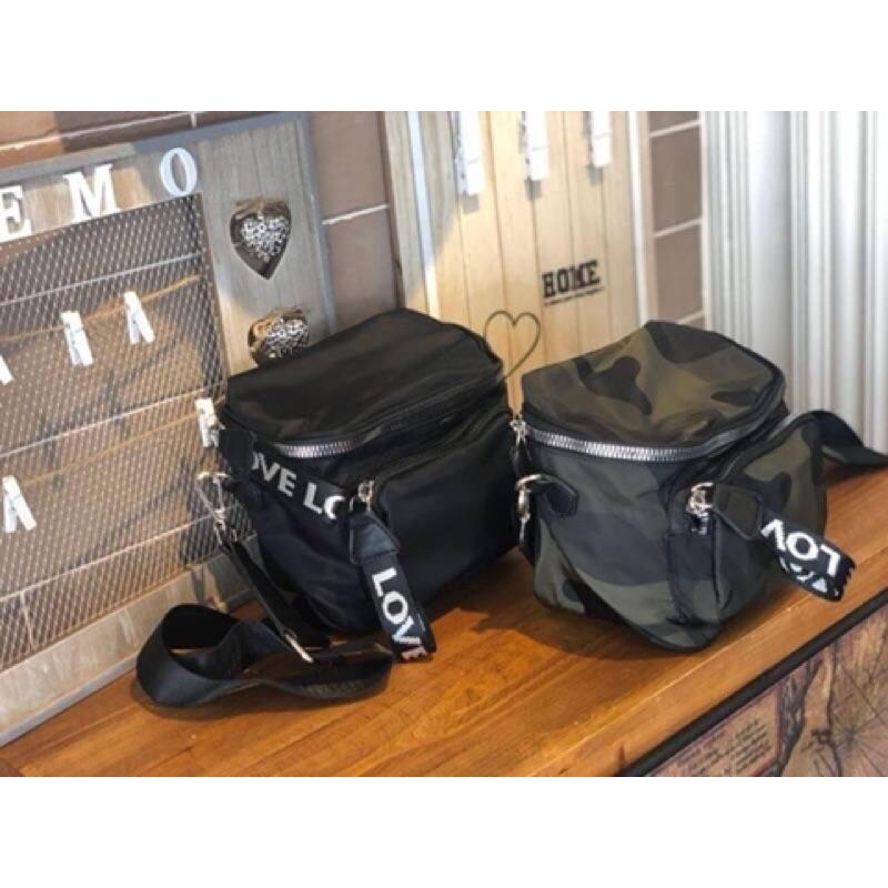 韓國🇰🇷空運～《🔥現貨♦️免運‼️》💜韓國尼龍斜背包～織帶拉鍊頭斜背包～迷彩斜背包～旅行包～寬織帶斜背包-細節圖2