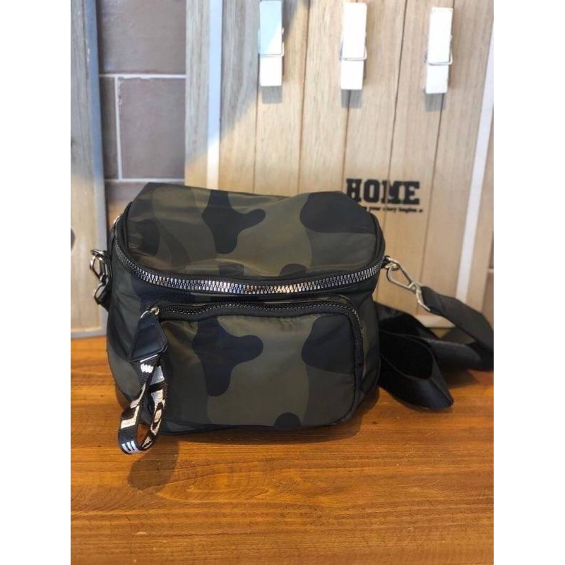 韓國🇰🇷空運～《🔥現貨♦️免運‼️》💜韓國尼龍斜背包～織帶拉鍊頭斜背包～迷彩斜背包～旅行包～寬織帶斜背包-細節圖4