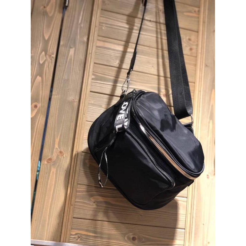 韓國🇰🇷空運～《🔥現貨♦️免運‼️》💜韓國尼龍斜背包～織帶拉鍊頭斜背包～迷彩斜背包～旅行包～寬織帶斜背包-細節圖5