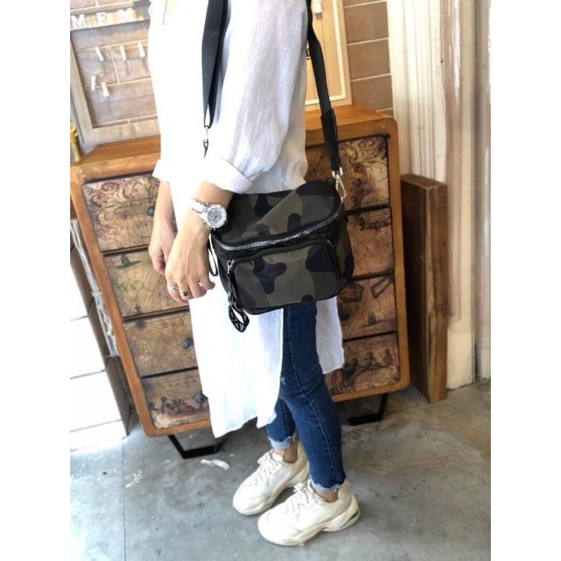 韓國🇰🇷空運～《🔥現貨♦️免運‼️》💜韓國尼龍斜背包～織帶拉鍊頭斜背包～迷彩斜背包～旅行包～寬織帶斜背包-細節圖6
