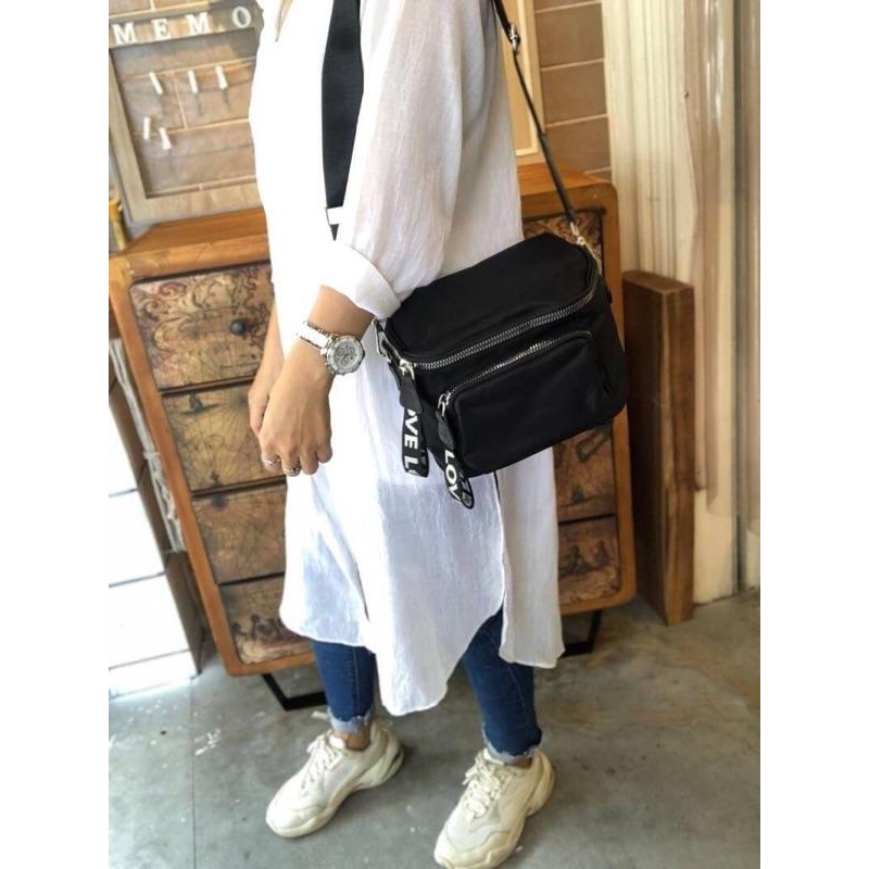 韓國🇰🇷空運～《🔥現貨♦️免運‼️》💜韓國尼龍斜背包～織帶拉鍊頭斜背包～迷彩斜背包～旅行包～寬織帶斜背包-細節圖7