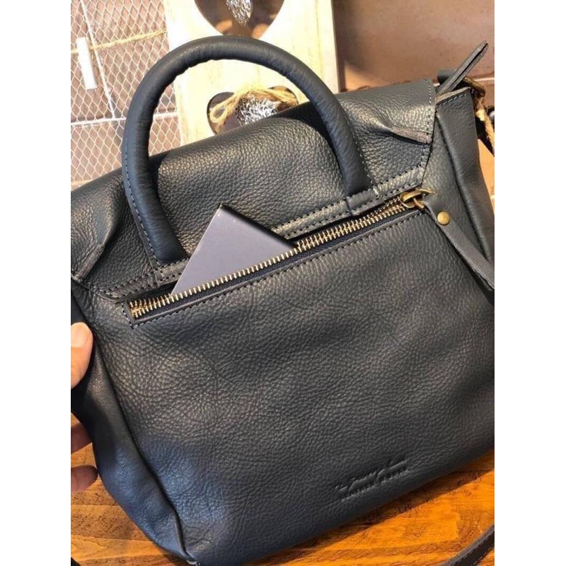 韓國🇰🇷空運～《♦️免運‼️》韓國真皮斜背包～🔥2story植鞣牛皮‼️～斜背包～翻蓋斜背包～郵差包～文青風-細節圖4