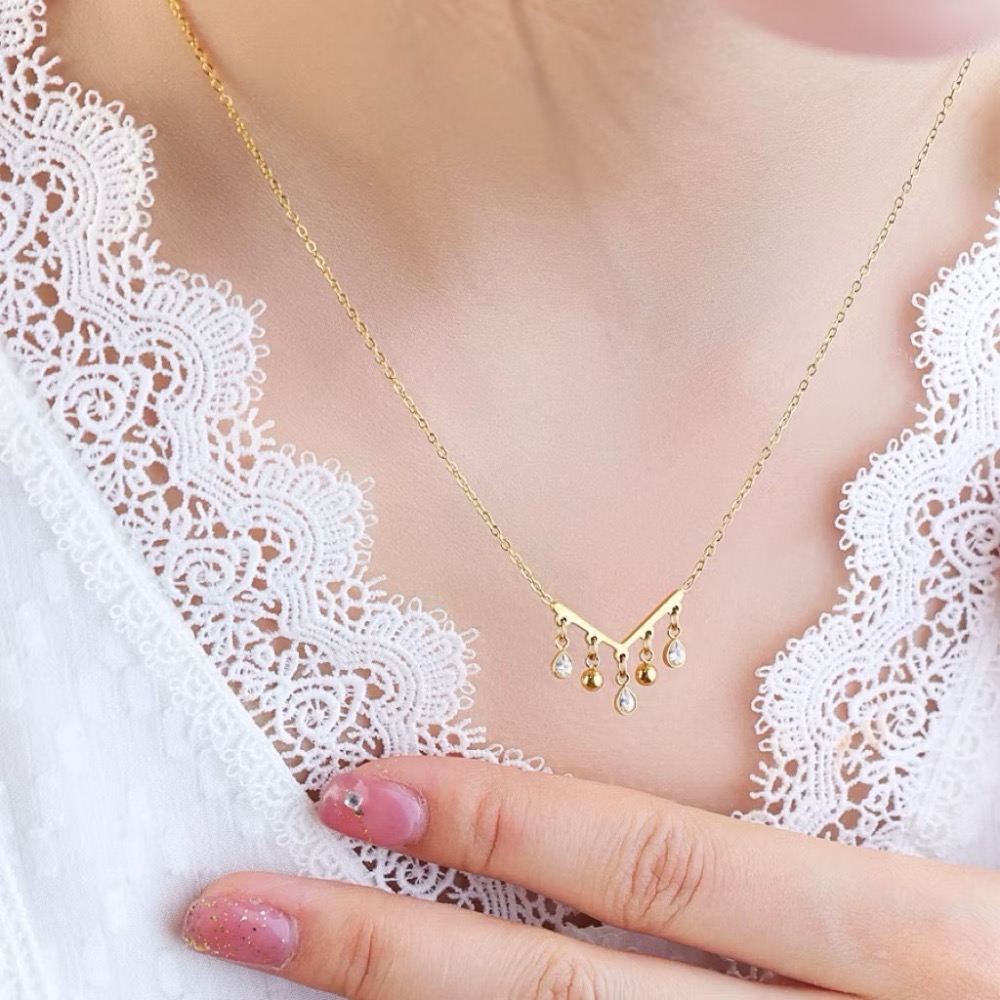 新開幕🔥現貨✨輕奢宮廷風水滴流蘇項鍊｜V字鎖骨鍊設計｜316L醫療鋼｜抗敏防水不褪色｜氣質百搭女款-細節圖3