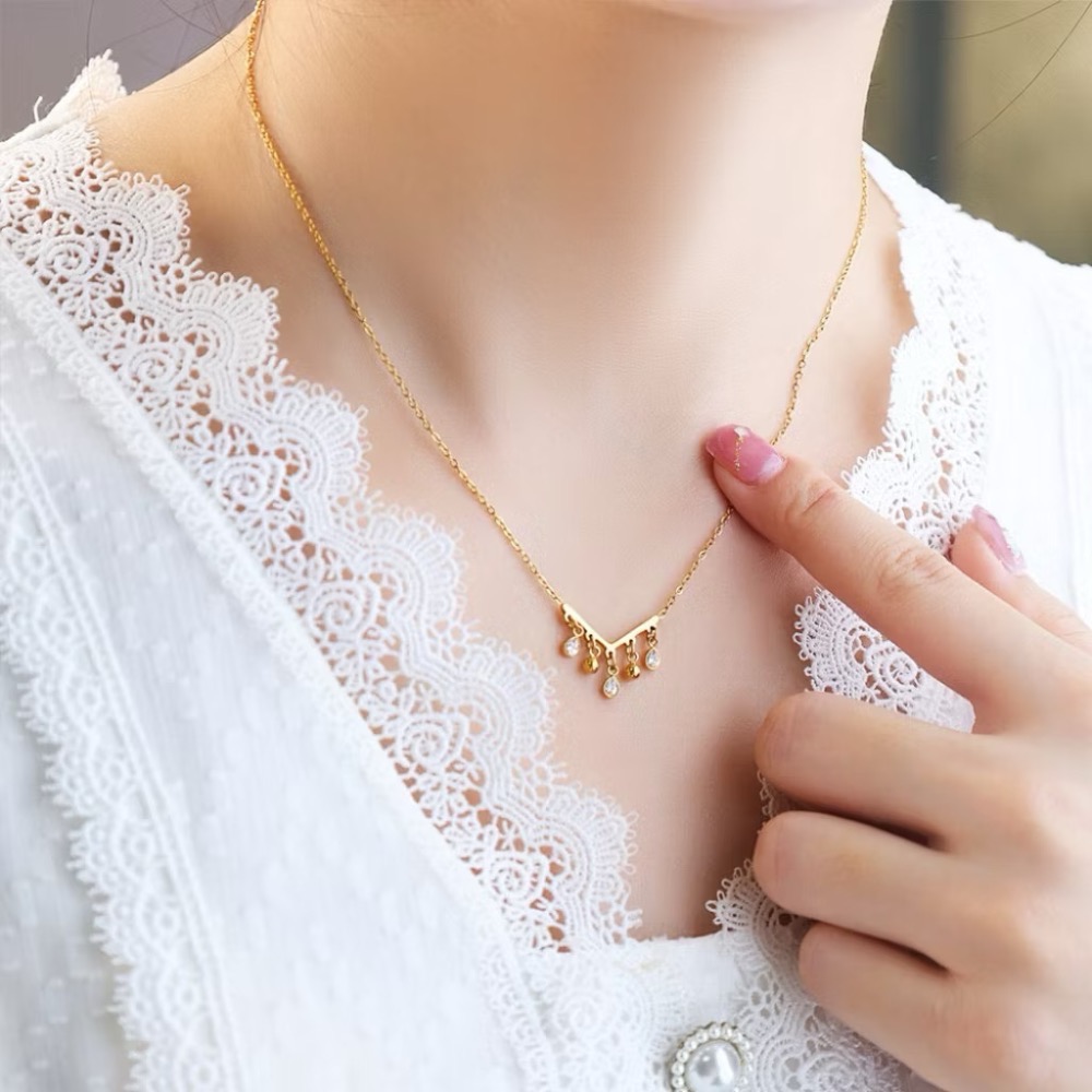 新開幕🔥現貨✨輕奢宮廷風水滴流蘇項鍊｜V字鎖骨鍊設計｜316L醫療鋼｜抗敏防水不褪色｜氣質百搭女款-細節圖4