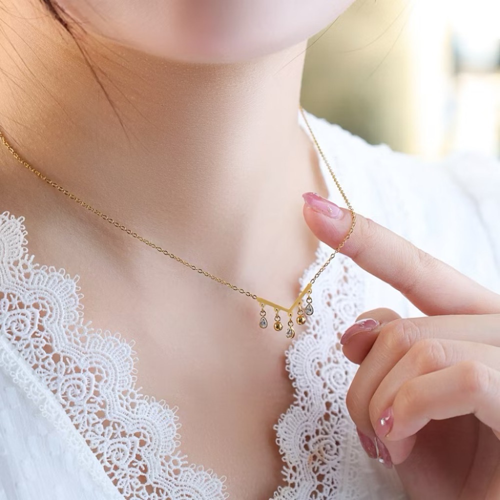 新開幕🔥現貨✨輕奢宮廷風水滴流蘇項鍊｜V字鎖骨鍊設計｜316L醫療鋼｜抗敏防水不褪色｜氣質百搭女款-細節圖5