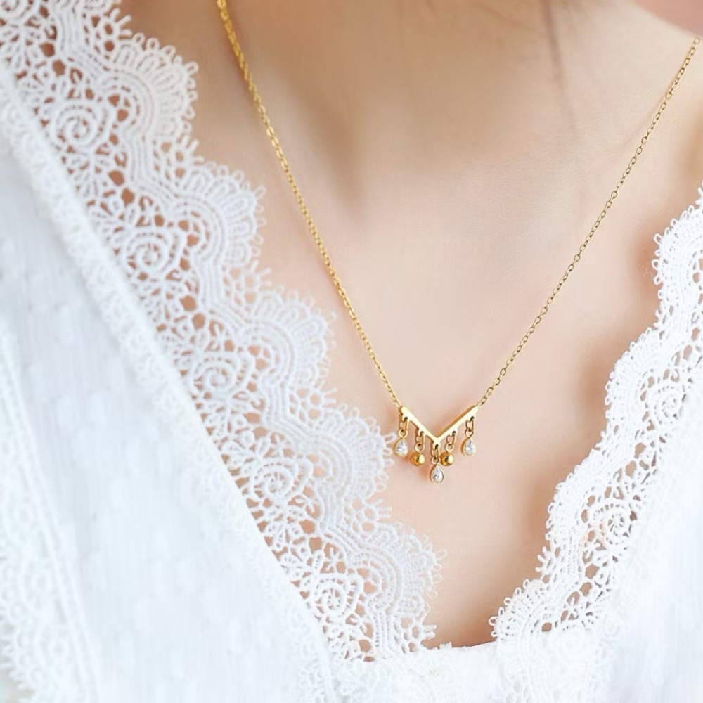 新開幕🔥現貨✨輕奢宮廷風水滴流蘇項鍊｜V字鎖骨鍊設計｜316L醫療鋼｜抗敏防水不褪色｜氣質百搭女款-細節圖6