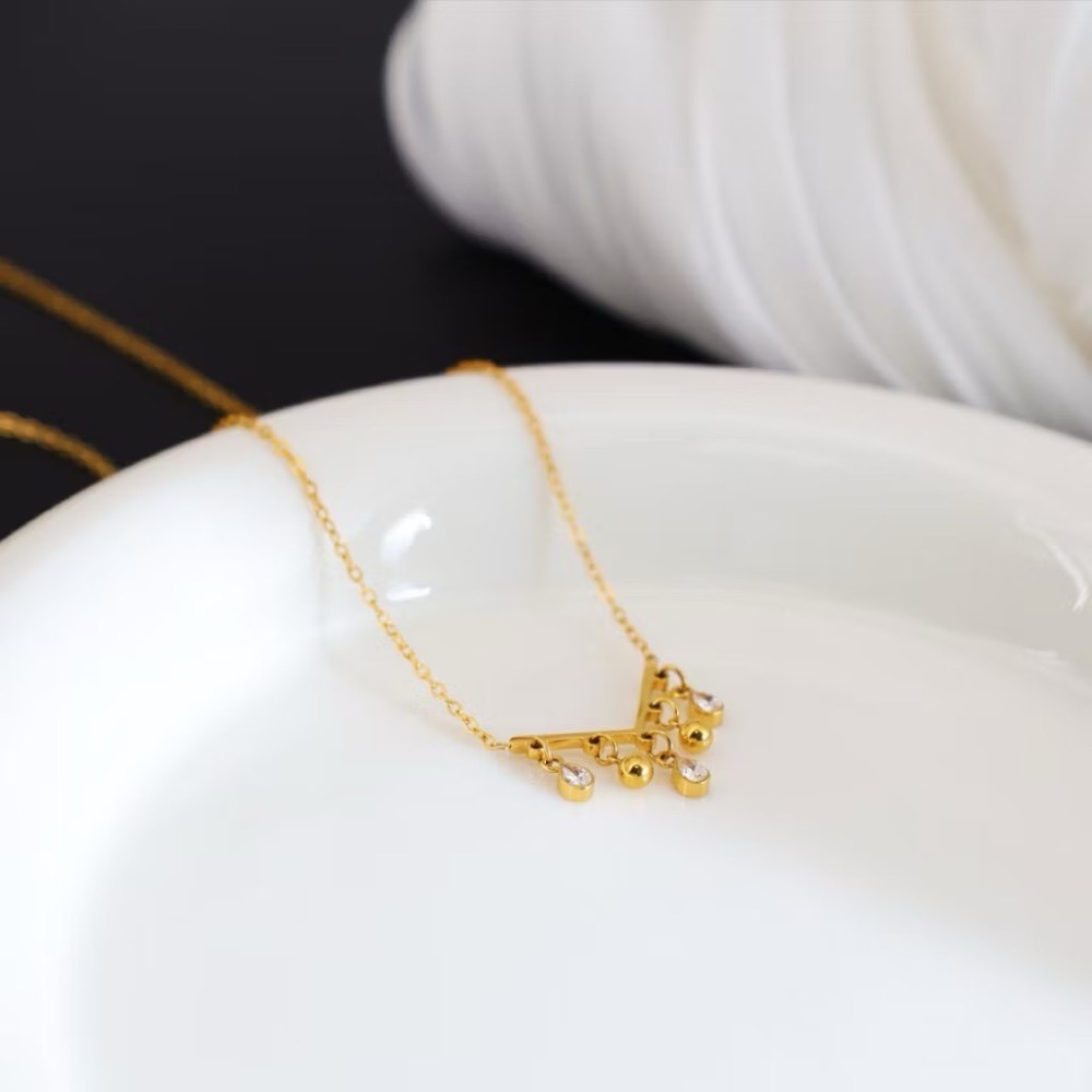 新開幕🔥現貨✨輕奢宮廷風水滴流蘇項鍊｜V字鎖骨鍊設計｜316L醫療鋼｜抗敏防水不褪色｜氣質百搭女款-細節圖7