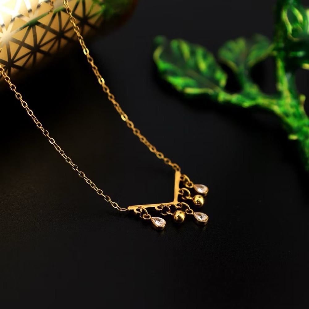 新開幕🔥現貨✨輕奢宮廷風水滴流蘇項鍊｜V字鎖骨鍊設計｜316L醫療鋼｜抗敏防水不褪色｜氣質百搭女款-細節圖8