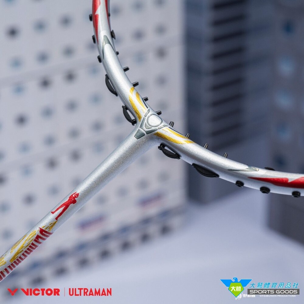 [大鷲體育]超人力霸王 VICTOR x 超人力霸王 ULTRAMAN 突擊 TK-ULTRAMANTIGA 聯名羽球拍-細節圖4