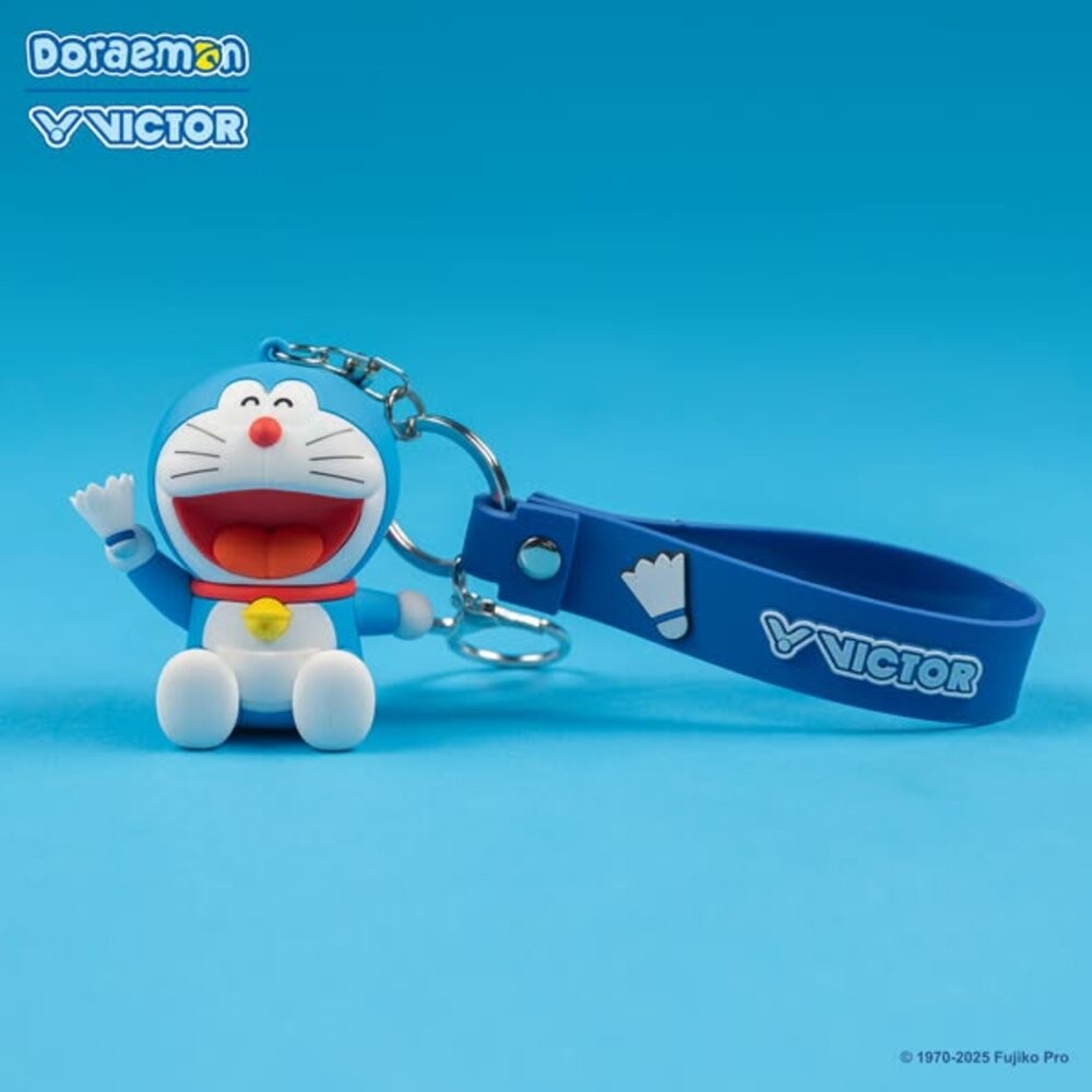 [大鷲體育]Doraemon 聯名 VICTOR 勝利 聯名 哆啦A夢限定系列掛飾 PG6014DRM FA-規格圖1