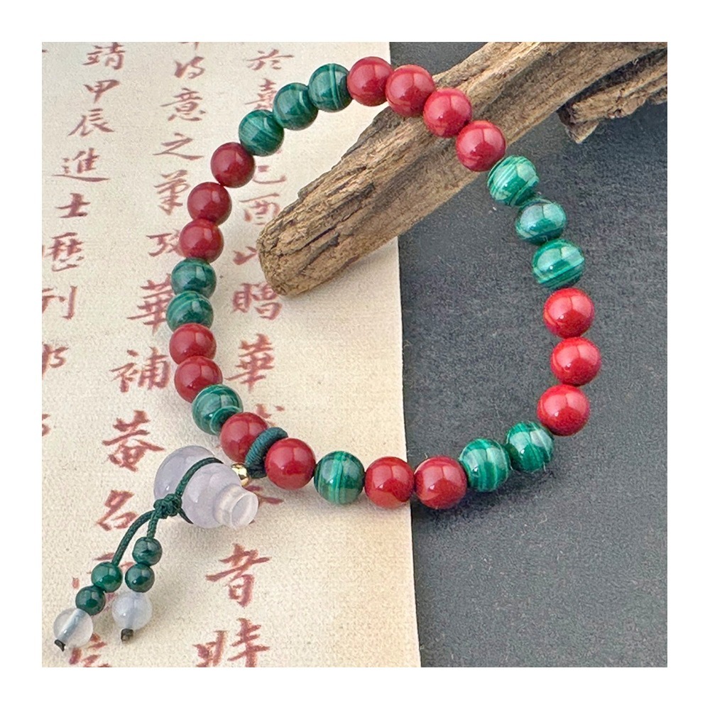 璞心堂 翠緣之韻系列 幸運孔雀石+硃砂＋玉髓吊飾手串-細節圖5