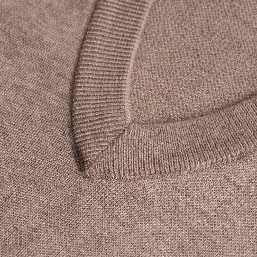 Chinjun羊毛針織背心-米駝｜V領針織毛衣、親膚保暖、商務男裝、休閒穿搭-細節圖3