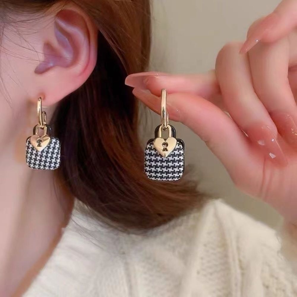 ♛ROSEMAYR♛ S925銀針 愛心小鎖 千鳥格耳環 耳釘-細節圖2